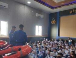 Polisi Sahabat Anak, Satpolairud Polres Karimun Kenalkan Kapal dan Alat Keselamatan