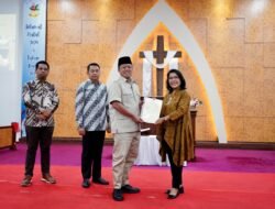 Jelang Perayaan Natal Menteri Nusron Serahkan Sertipikat untuk Gereja yang Berdiri sejak 1968