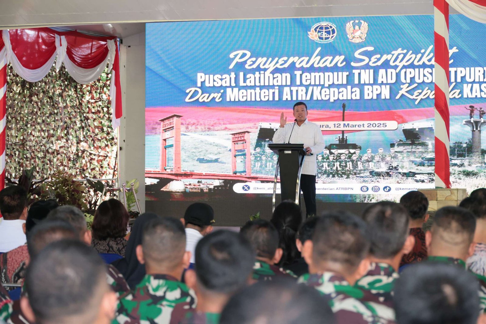 Komitmen Selesaikan Persoalan Aset TNI, Menteri Nusron Serahkan Sertipikat Tanah untuk Puslatpur TNI AD Terluas se-Asia