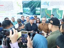 Serahkan Sertipikat Hasil Konsolidasi Tanah Tutupan Jepang, Menteri Nusron Berpesan agar Warga Hati-Hati Jaga Sertipikat