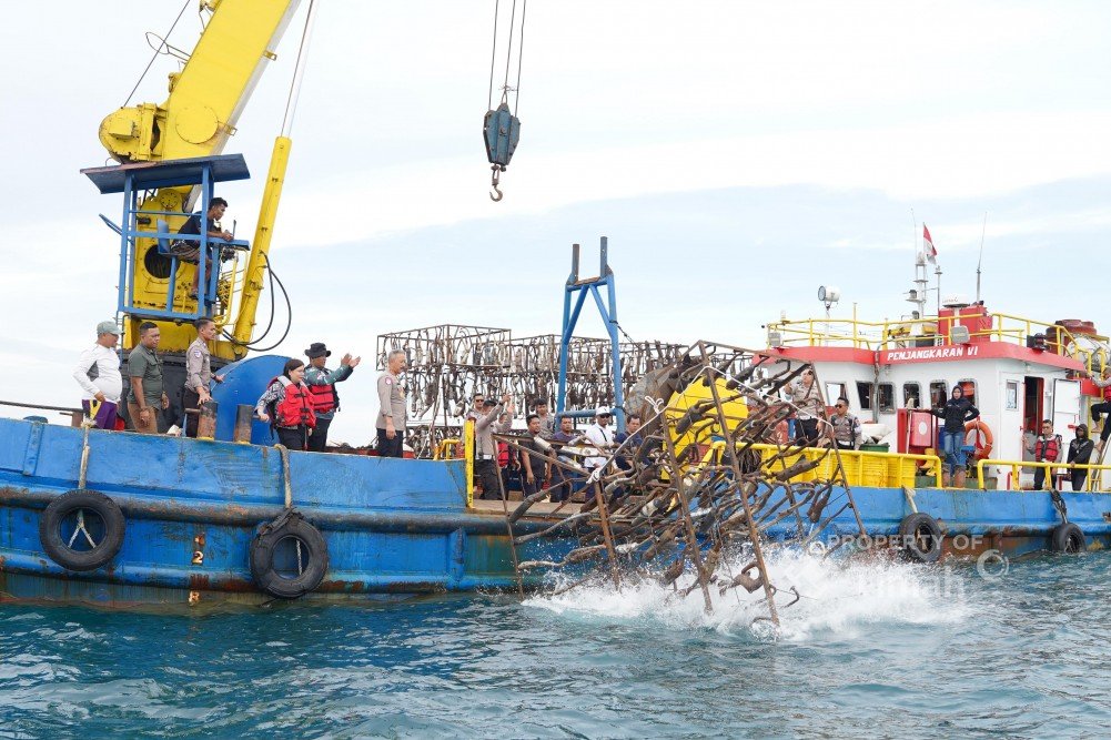 Knalpot Ilegal Disulap Jadi Rumah Ikan, PT TIMAH Tbk dan Ditlantas Polda Babel Tenggelamkan Rumpon di Perairan Rebo