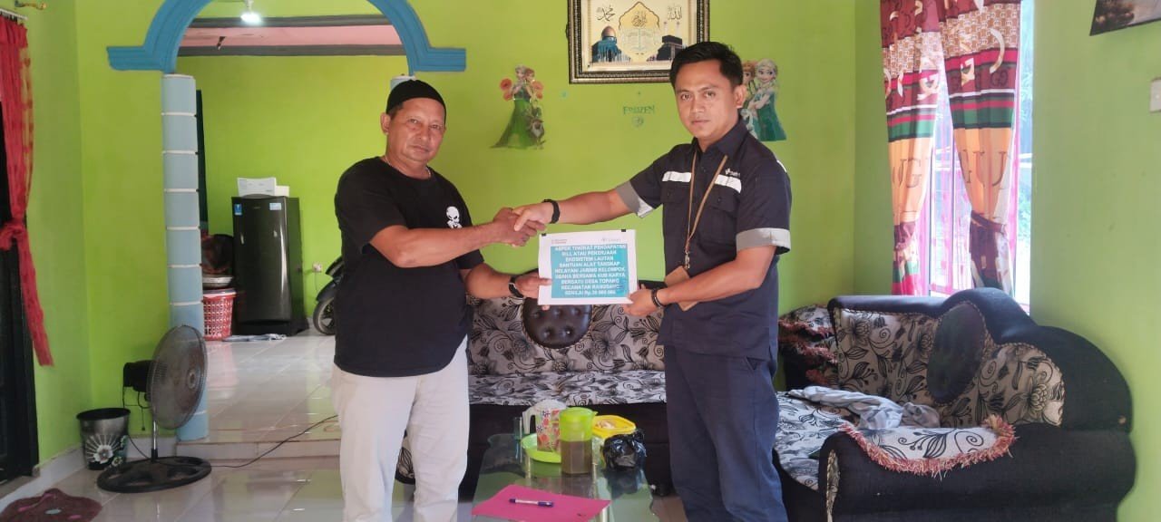 Tingkatkan Hasil Tangkapan Nelayan, PT TIMAH Tbk Serahkan Jaring untuk KUB Karya Bersatu