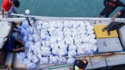 PT TIMAH Tbk Ringankan Beban Warga Penutuk Pasca Bencana Banjir Rob