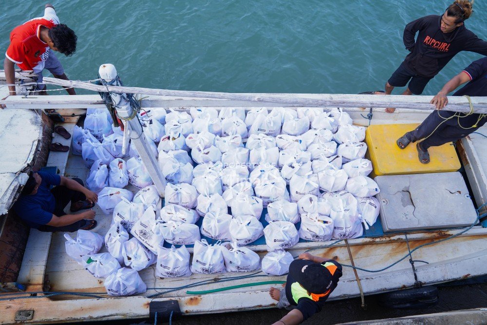 PT TIMAH Tbk membantu warga pesisir yang terdampak banjir rob disertai angin kencang di Dusun Pulau Panjang, Desa Penutuk, Kecamatan Lepar, Bangka Selatan. Melalui program Corporate Social Responsibility (CSR), perusahaan menyalurkan paket sembako bagi masyarakat yang kesulitan beraktivitas pascabencana.