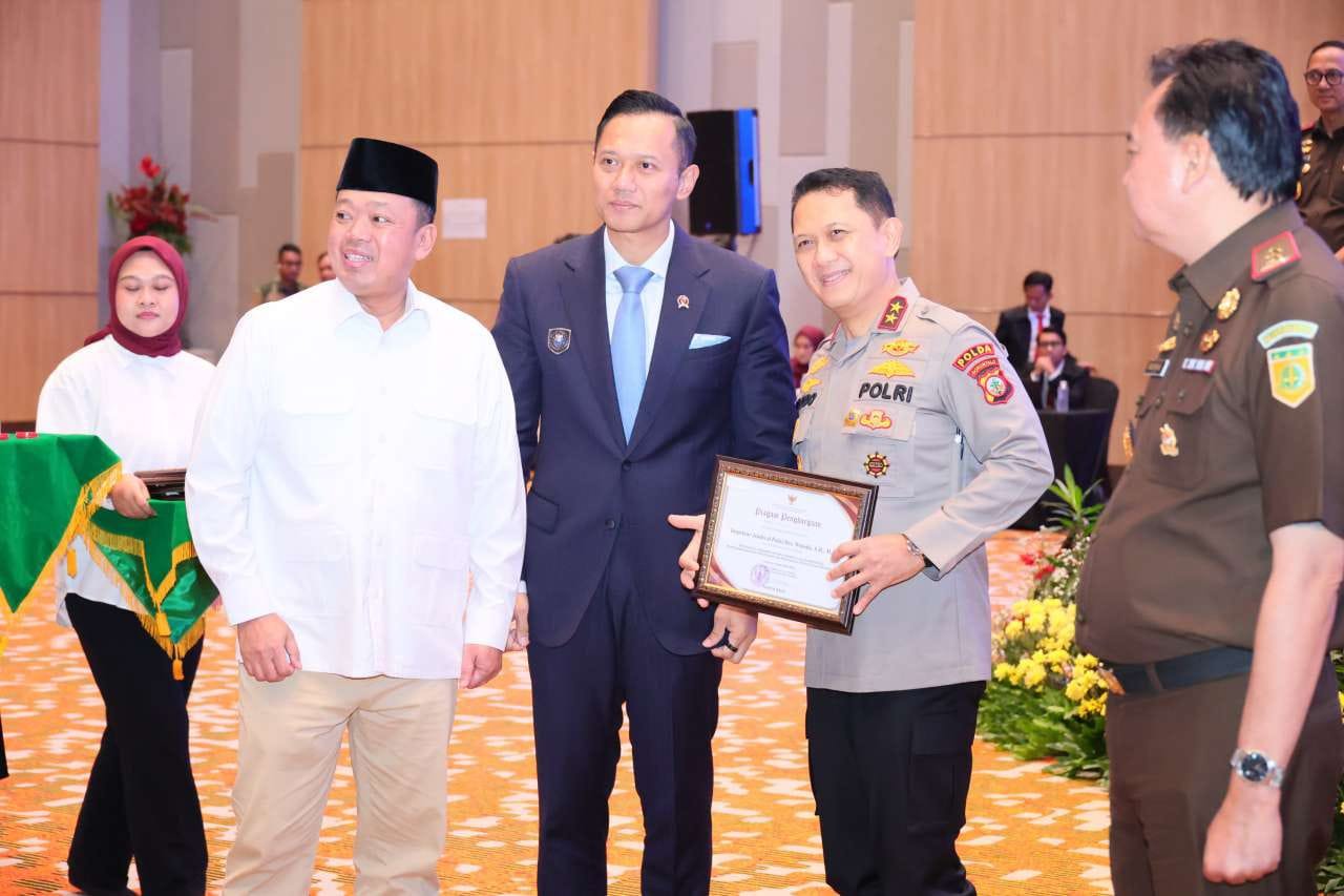 Menteri Nusron Berikan Penghargaan kepada 74 Pihak yang Berperan dalam Pencegahan Tindak Pidana Pertanahan Tahun 2025