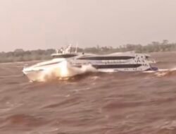 Kapal Ferry Dumai Line Saat Menembus Kuatnya Gelombang Laut di Tengah Cuaca Buruk