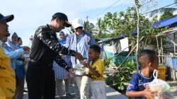 Lanal TBK Berbagi Takjil Pada Masyarakat Pesisir