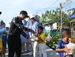 Lanal TBK Berbagi Takjil Pada Masyarakat Pesisir