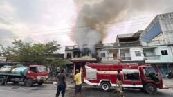 Kebakaran Hanguskan Duo Ruko di Jalan Pertambangan Karimun,  Damkar dan Polisi Berjibaku Padamkan Api