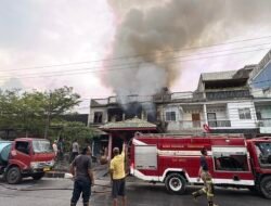 Kebakaran Hanguskan Duo Ruko di Jalan Pertambangan Karimun,  Damkar dan Polisi Berjibaku Padamkan Api