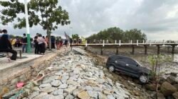 Mini Bus Tabrak Sejumlah Sepeda Motor Parkir dan Warga Yang Tengah Olahraga di Coastal Area Karimun
