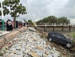Mini Bus Tabrak Sejumlah Sepeda Motor Parkir dan Warga Yang Tengah Olahraga di Coastal Area Karimun