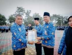 Wakil Bupati Karimun Serahkan Penghargaan Pengawasan Kearsipan Internal Tahun 2025