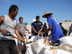 Ratusan Nelayan Gotong Royong Atasi Pendangkalan Muara Jelitik, PT TIMAH Fasilitasi Pemasangan Jumbo Bag